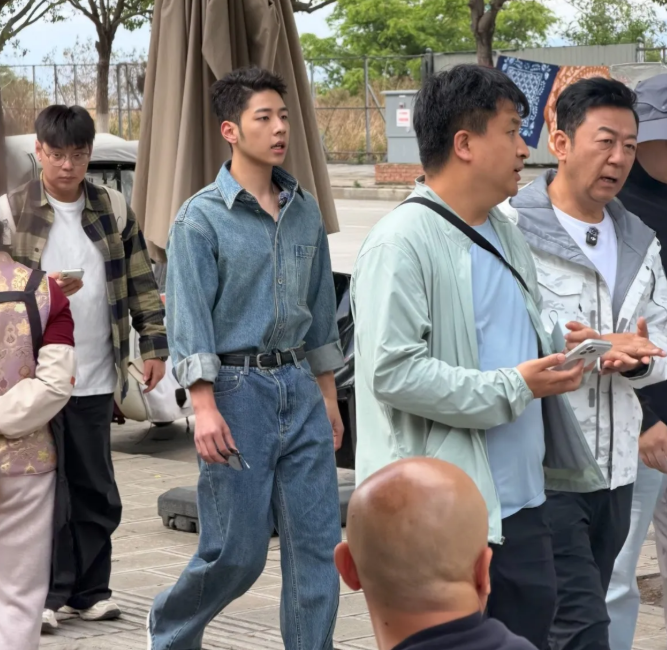 先不说别的最起码走路抬头挺胸不摇不晃的对比前两天看到郑钧的儿子简直一下子