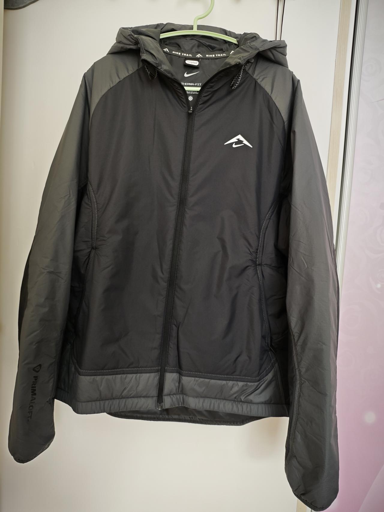 朋友送了一件耐克的女士棉服，说实话知道他家的衣服贵，但不知道竟然这么贵。[捂脸哭]