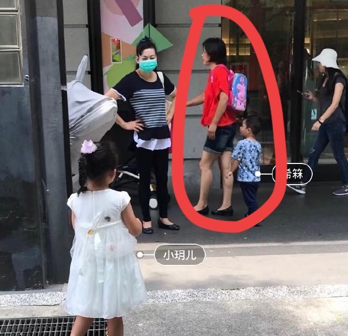 s妈没有发声，但是发了两张旧图！小玥儿穿着公主裙的背影！远处是小杨阿姨和弟弟，侧