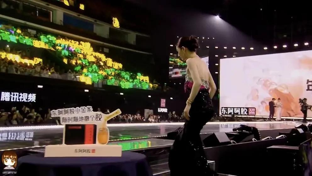 哽咽领奖的背后，是赵露思与许妍的双向成就聚光灯聚焦的星光大赏内场，一袭浅蓝