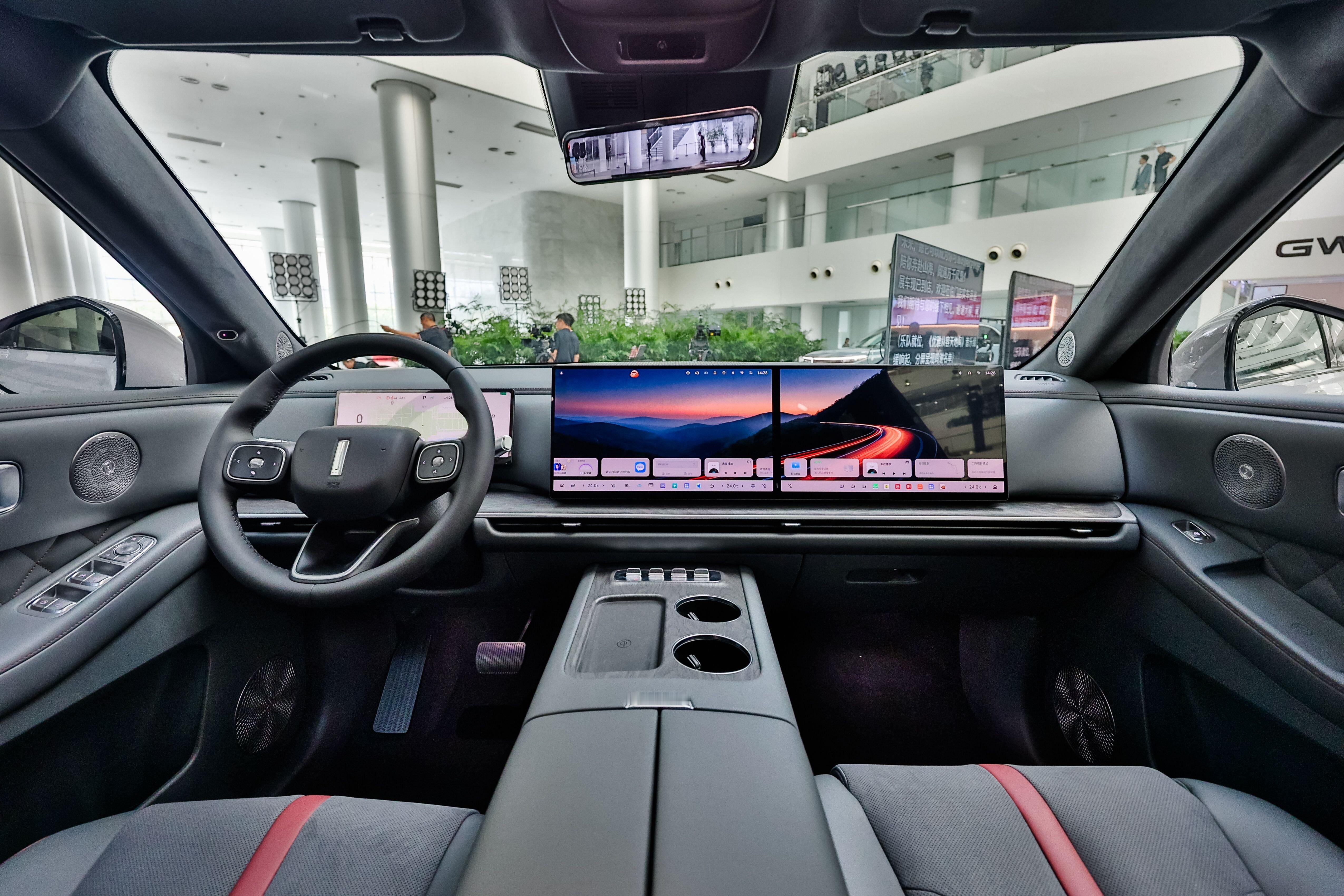 我发现现在的大SUV，越来越像了。冰箱、彩电、大沙发，一个比一个会照顾后排。但有