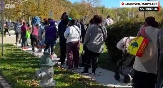 破防！140万！怎么不是1400万？[捂脸哭]现在居然美政府雇员都绕圈排队领救