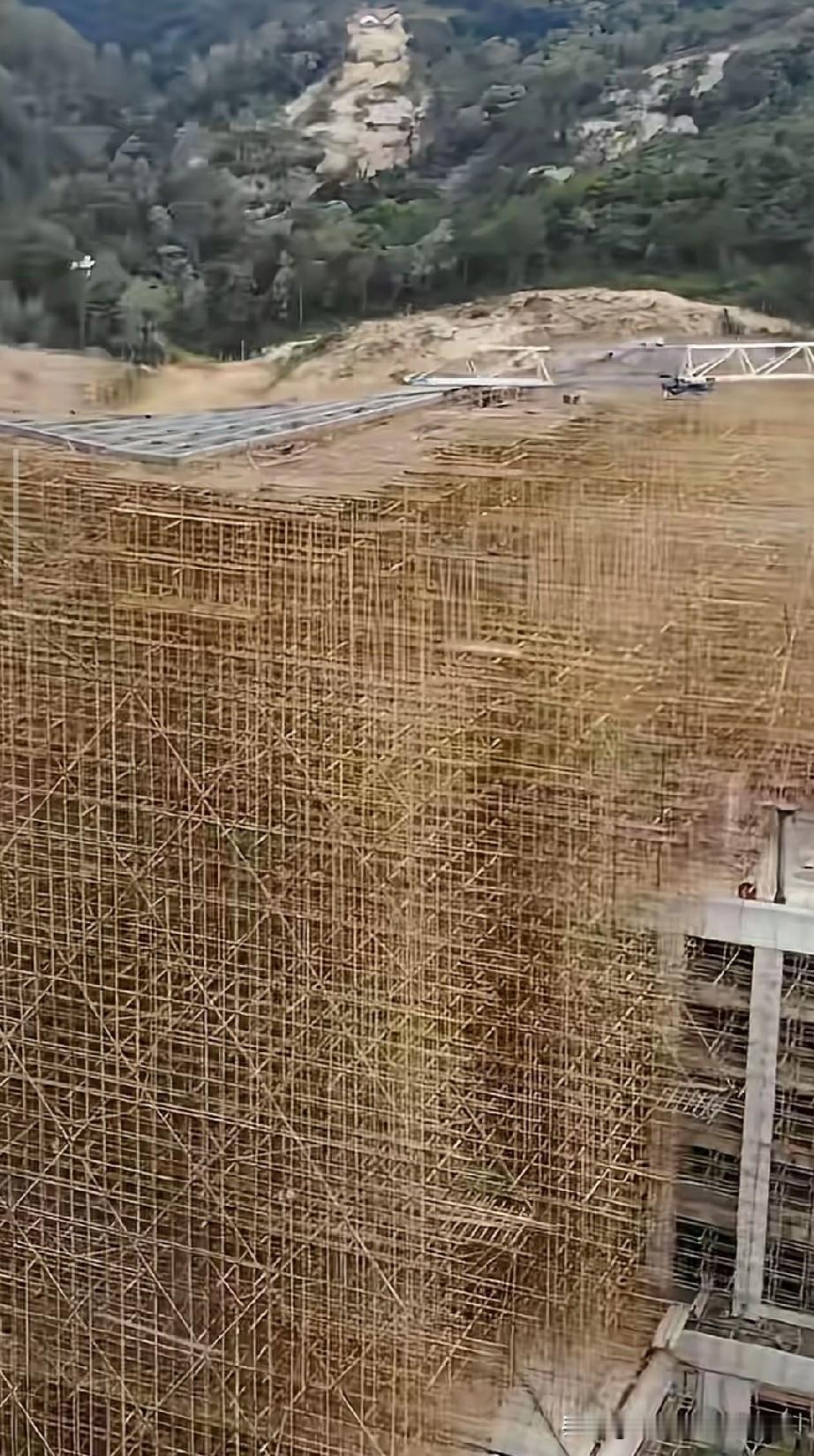 这脚手架方案专家真敢签名啊!第一次见这么高脚手架，鸡皮疙瘩都起来了！整栋建