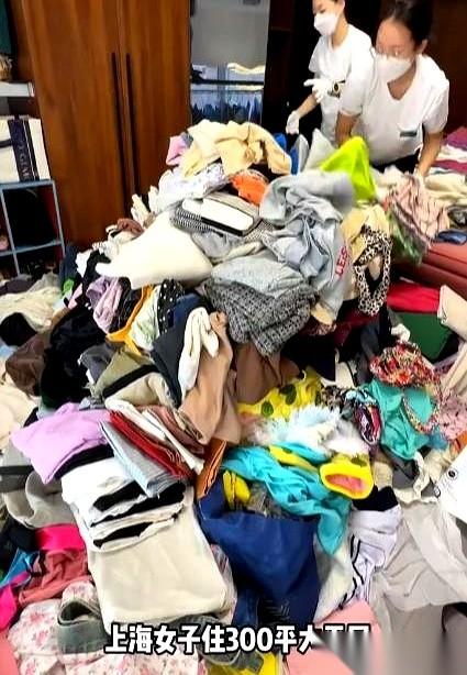 花11万块钱，请几个人上门来帮自己“扔垃圾”。就为了拯救一套被塞到快窒息的，3