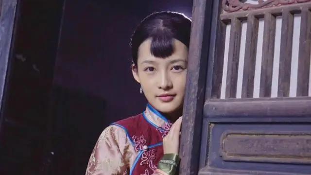 一天夜里，田小娥褪去外衣，准备睡觉。突然，有人闯入，拿着梭镖一把捅入她的后心。田