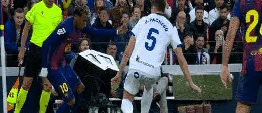 17岁身价2亿，亚马尔又被骂上热搜了。11月29日巴萨对阿拉维斯的比赛，球队