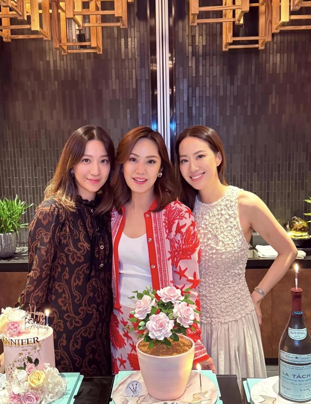 近日，甄子丹为岳母徐莉君庆68岁生日，汪诗诗、汪圆圆姐妹俩与妈妈同框，母女三人的