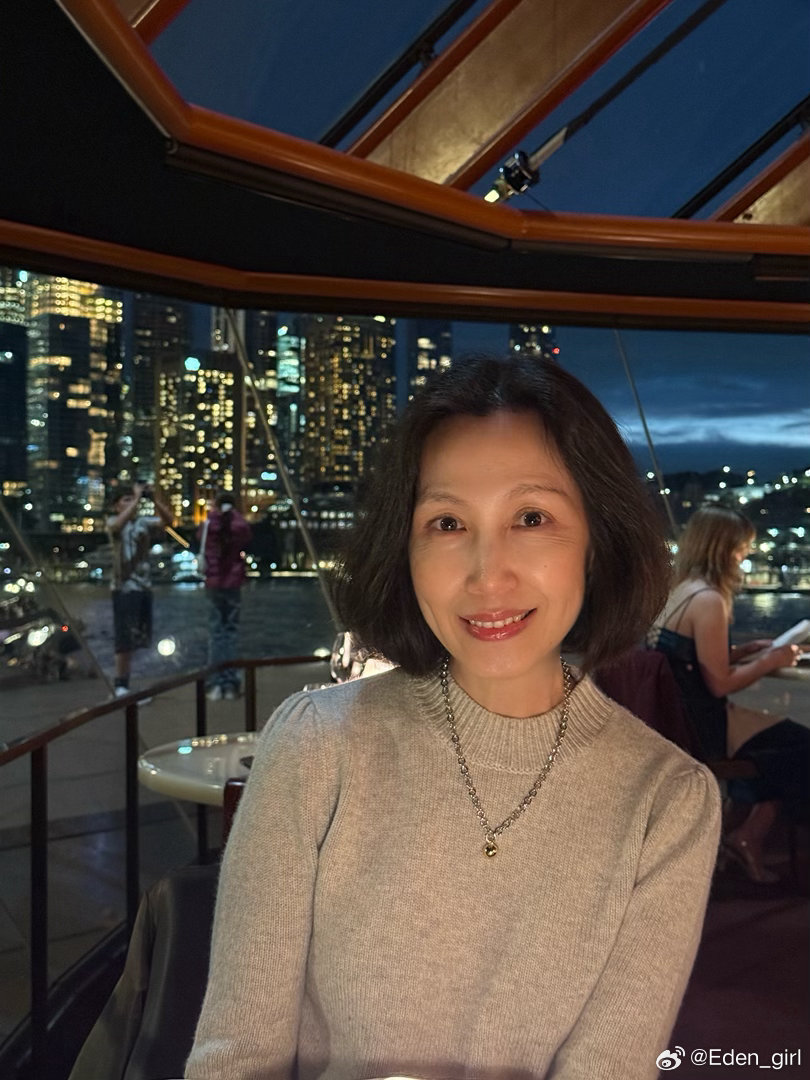 悉尼歌剧院中的Bennelong餐厅。建筑本身的独特结构，现代装饰，加上璀璨生