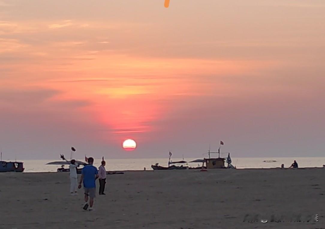 分享一张随手拍海边余晖的美景日落晚霞照海滩海边治愈系落日