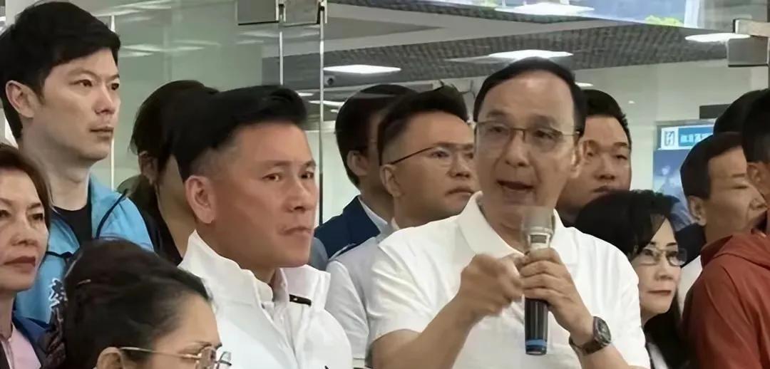 现在应该知道大陆为什么不急于统一台湾省？因为台湾省一直在中国人手里，台湾省拖得越