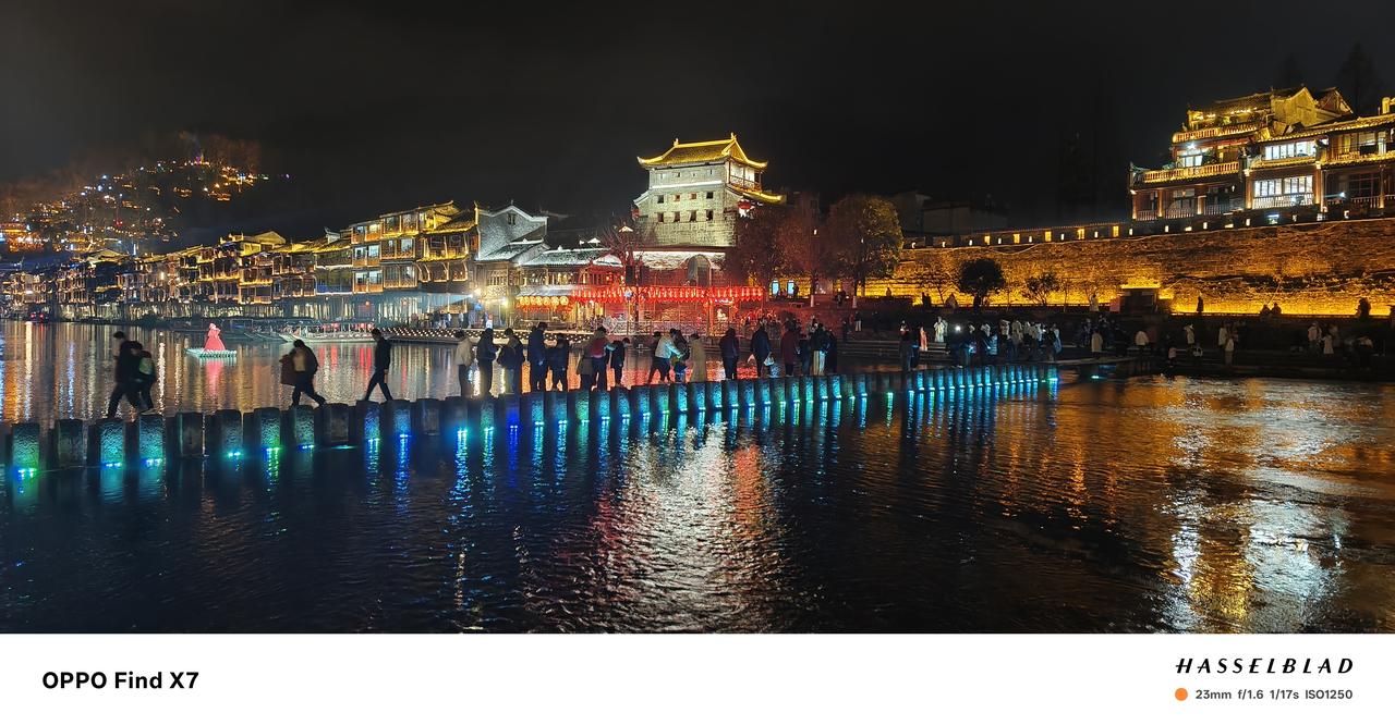 凤凰古镇夜游记从武陵源一路狂飙，晚上七点准时杀进凤凰古镇，刚停好车就被眼前