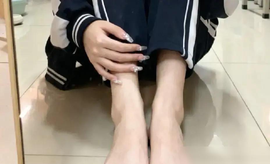 把脚硬塞进针尖一样的鞋头里，任由大脚趾被挤到二脚趾上“叠罗汉”，这种自残式的美丽