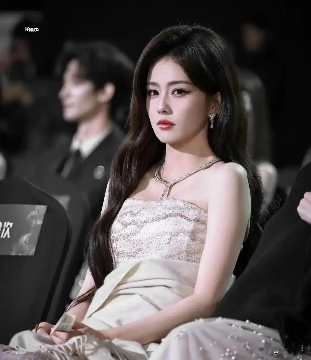 她推开话筒说“我命硬”，下一秒全网热搜。这不是剧本。去年品牌活动突发安全事