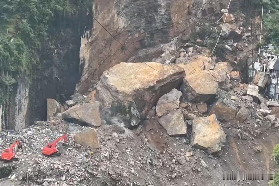这次彭水“7.17”山体滑坡的现场，确实给救援带来了很大的困难：就在一条只有七、