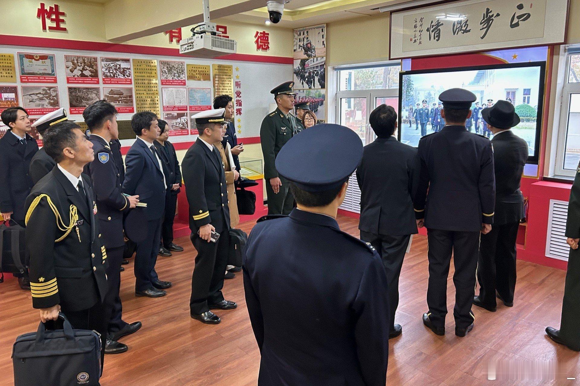 日本自卫队校级访问团本月初访华的照片，包括参观陆军警卫三师、中部战区空军运-20