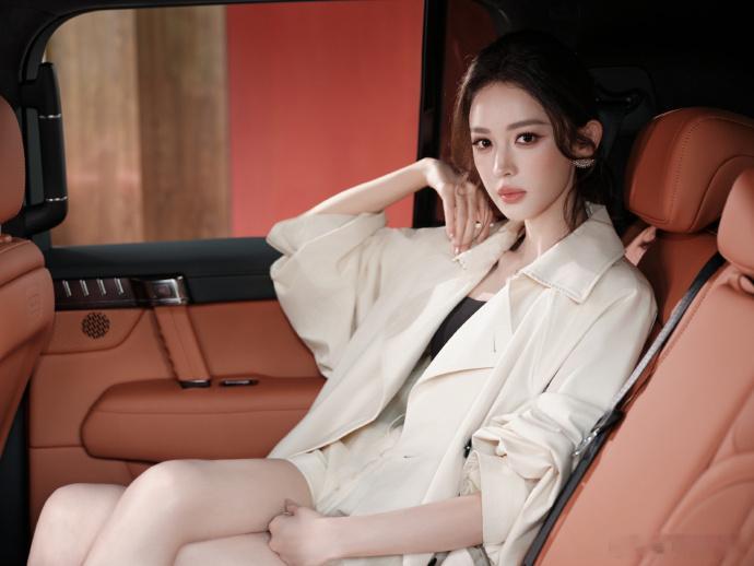 娜扎眼疾恢复后状态完全不能拒绝娜扎的美貌，哪怕之前眼睛有些伤病，但是恢复后颜值仍