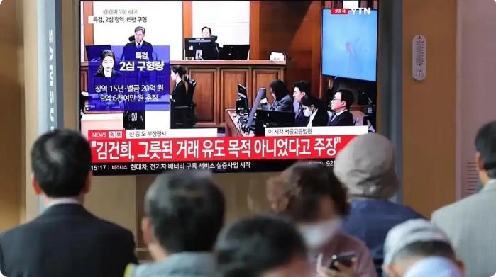 韩国政坛炸锅了！金建希案二审法官离奇死在法院内，身上留有遗书却只字不提案件，警方