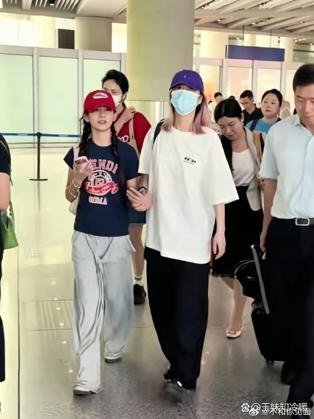 在机场碰到孙莉带着女儿和儿子啦，二女儿都长这么大咯！​​​