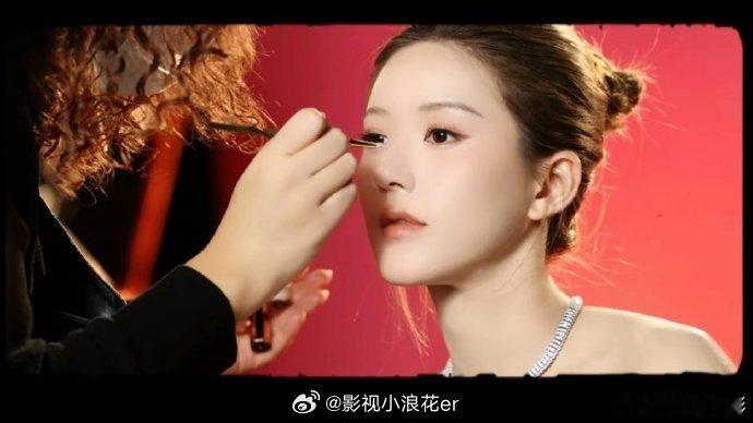 赵露思这次不是自己化的妆化妆师化的妆好适合她！精致灵动，和以往风格不同却超搭，