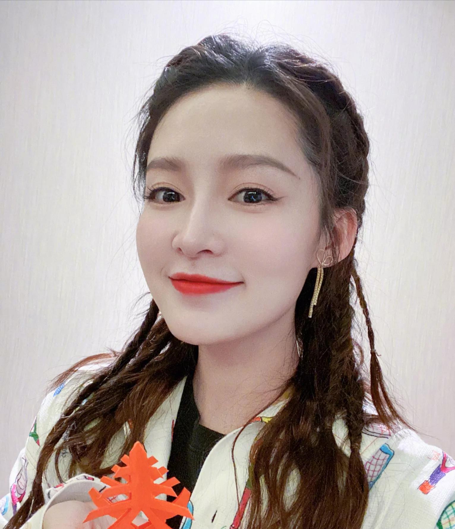 李沁小花旦甜美写真集：靓丽迷人、出水芙蓉
