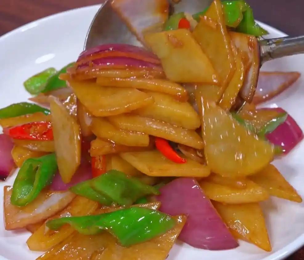6月宁可不吃肉，也要吃这洋葱土豆片！保持酸碱平衡，缓解疲劳话说这六月天，天热
