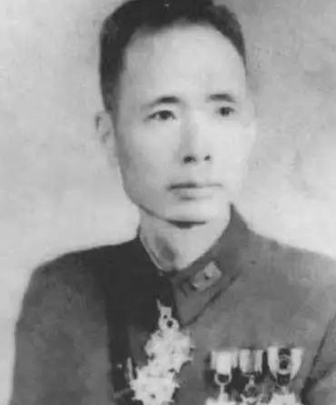 1934年，川军军长郭汝栋奉命追击红军，谁知他在望远镜里看着红军抬担架过山脊，然