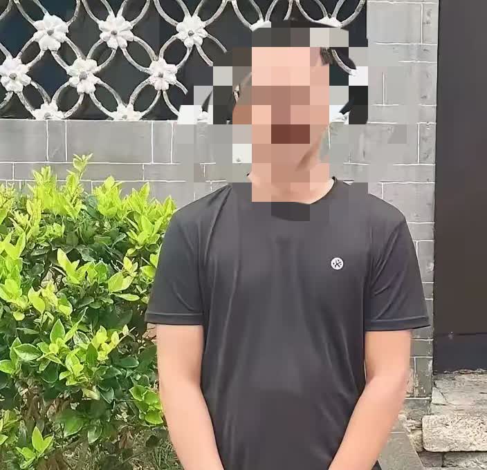 四川富顺出租车司机周伟遇到了一件奇事。8月21日凌晨3点半，他载了个疑似醉酒