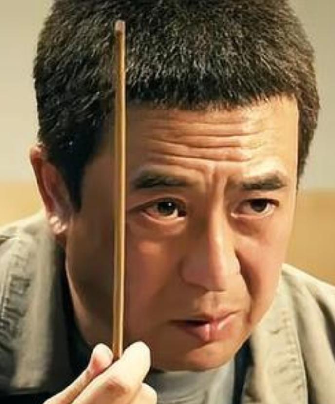 在电视剧《主角》中，张嘉益饰演的“西北鼓王”胡三元，用精湛的哭戏诠释了“眼泪比台