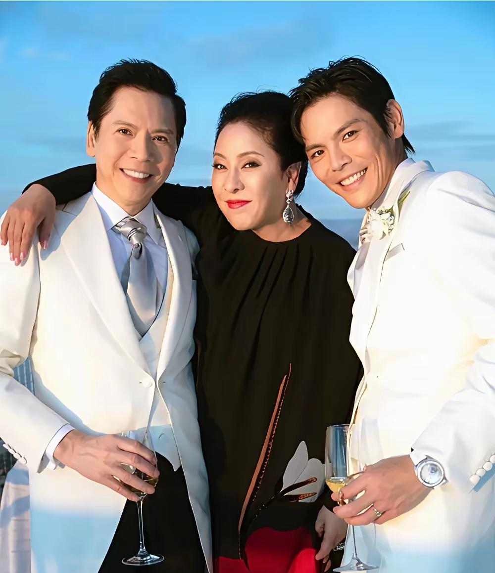 向华强在访谈里聊起老年夫妻生活，那句“老年人就不是人吗？做人当然要快乐呀”，听得