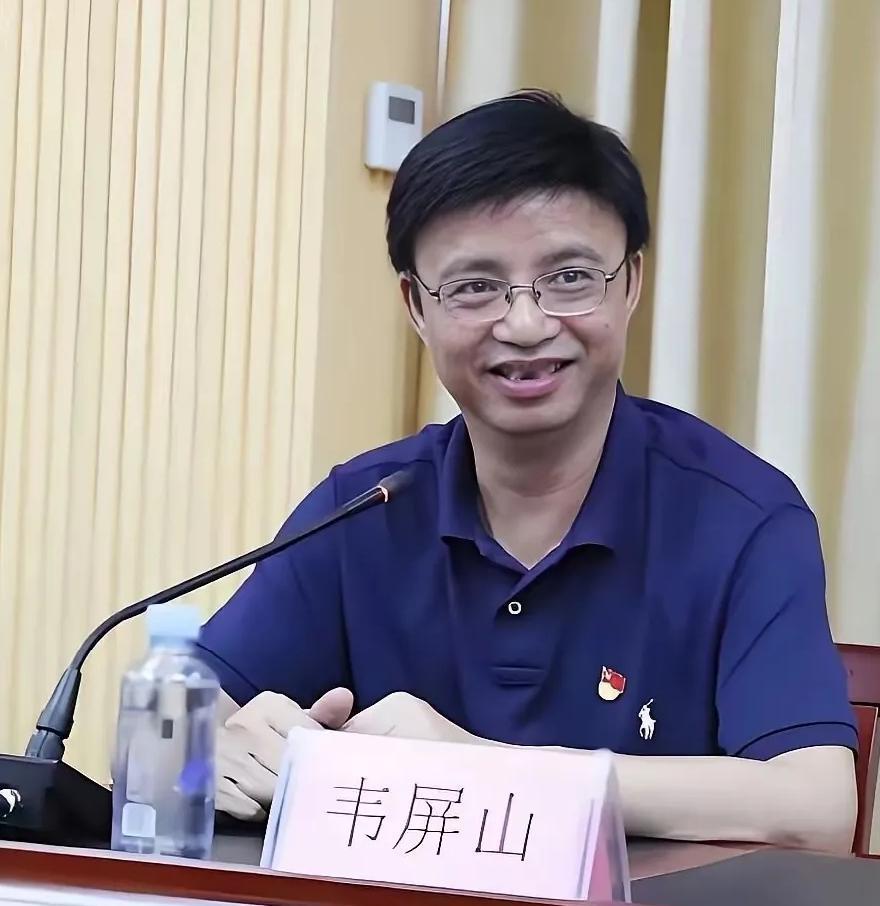 一个中学的校长，竟然这么贪。南宁三中原校长韦屏山被通报，一个昔日受人尊敬的校长，