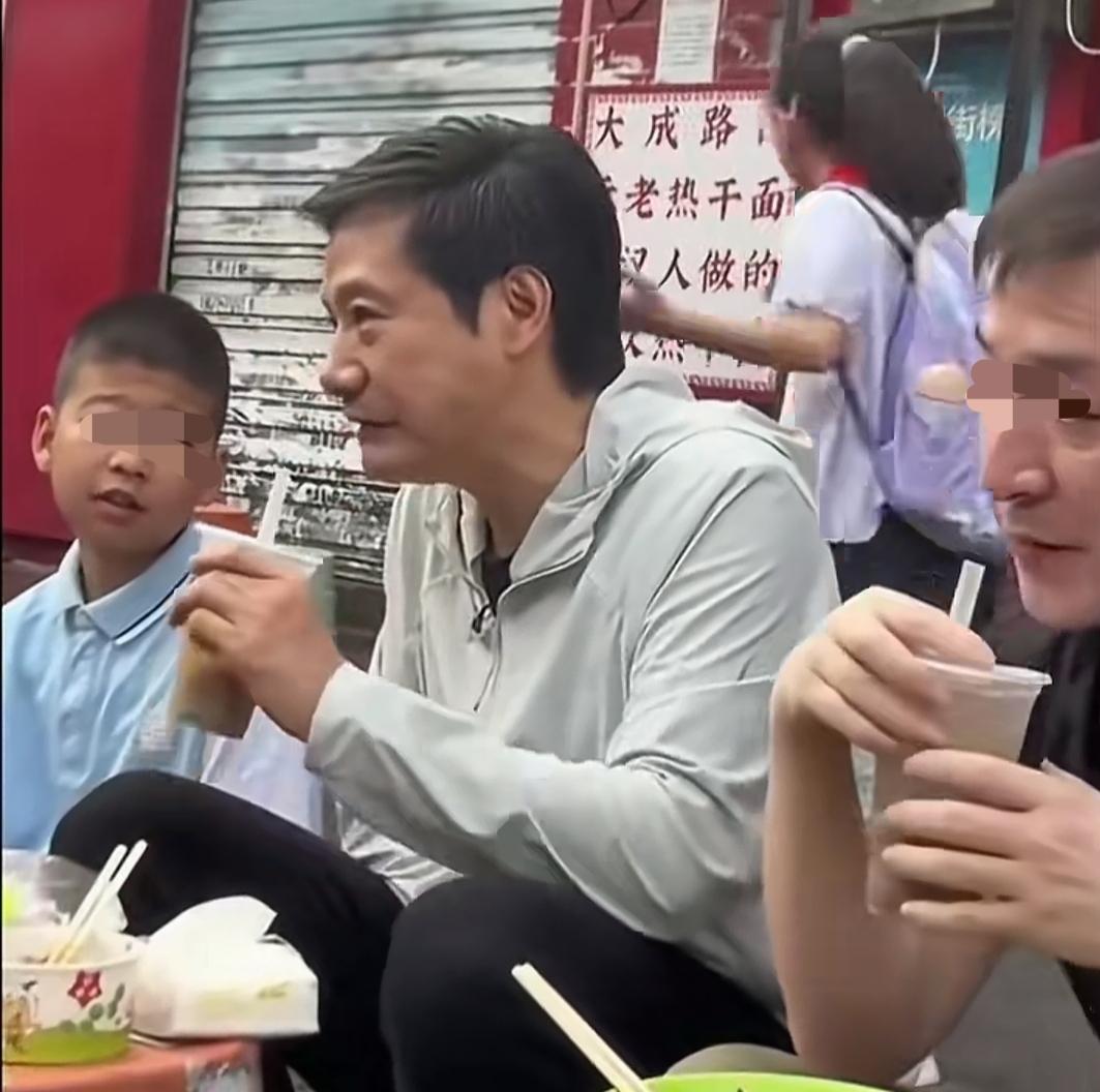 雷军背后的那个小姑娘，爆了一句口头禅，外加一句“吃个早餐还那么多人拍照”！这
