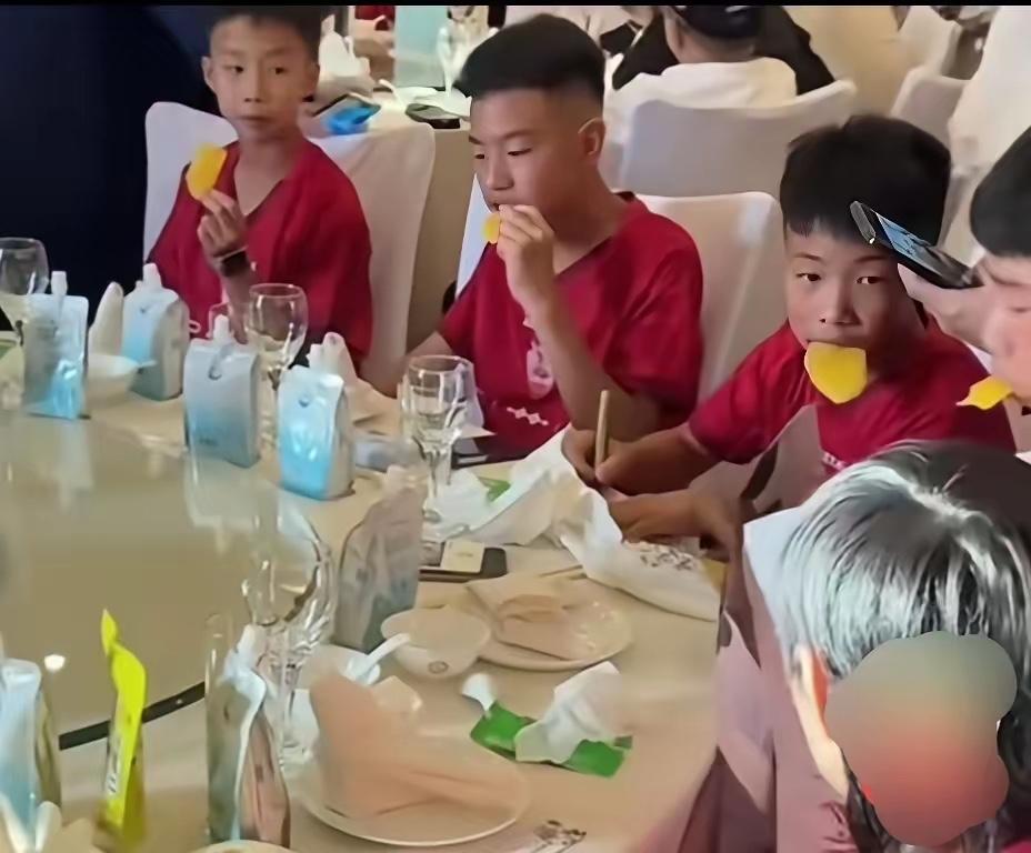 庆功宴上，出现的一幕，这才是孩子该有的样子，董路青训队庆功宴，当孩子们抱着礼物回