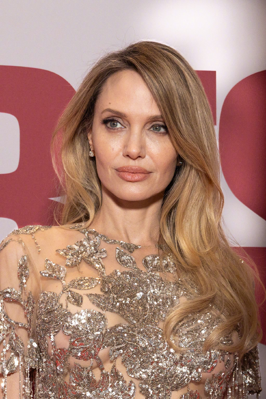 安吉丽娜·朱莉身穿银色Givenchy高定礼服亮相《Couture》巴黎首映现场