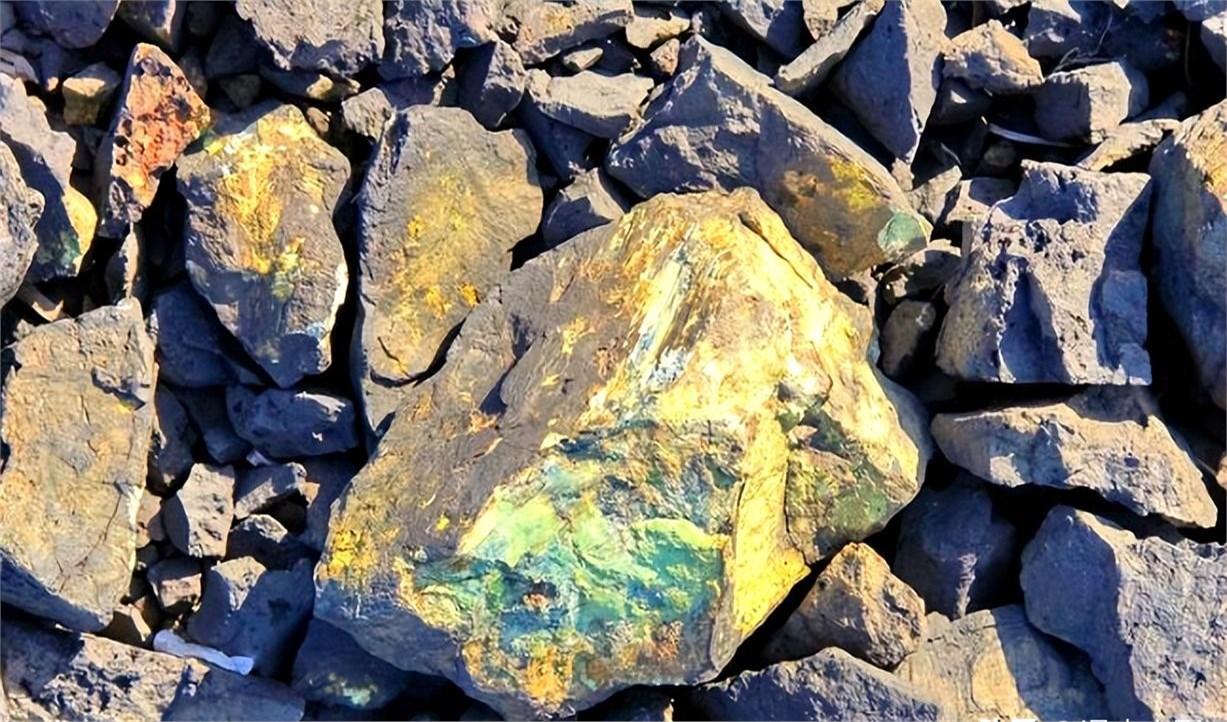 搞地质勘探的朋友，去年项目上勘探间隙聊起来直叹气，说有些事真是老天爷追着喂饭。他