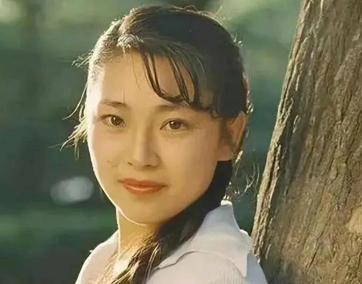 当年，也就是1999年当大红大紫、如日中天的李连杰迎娶“亚州小姐”利智的时候，港