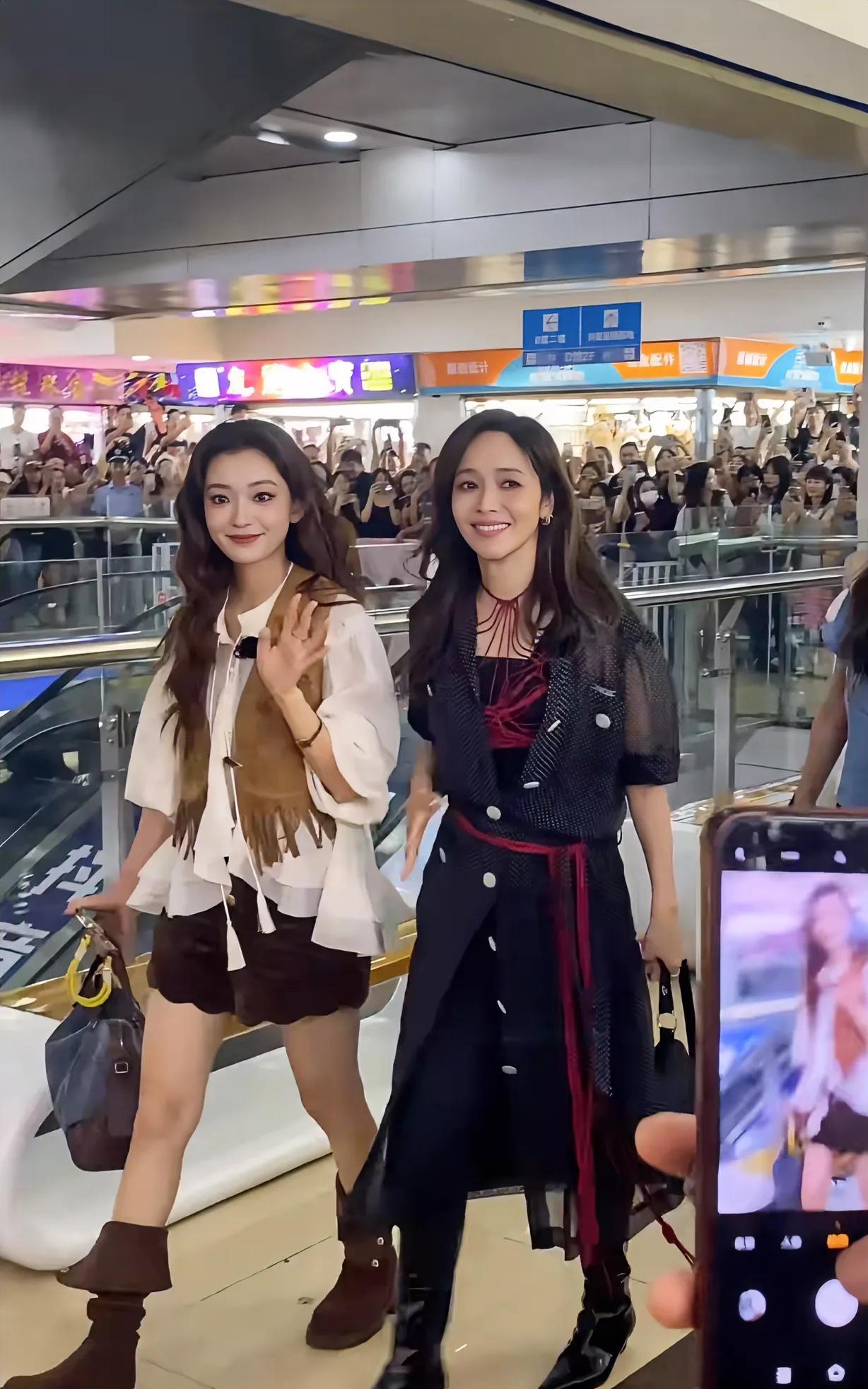 女明星生图真的和线上一样呀，全是大美女！侯姐旁边的不认识，但也好漂亮！#明星