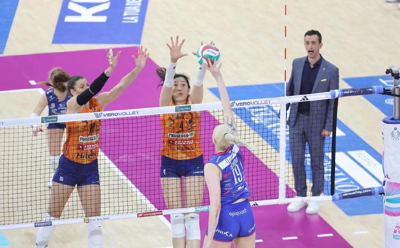 朱婷4扣3中状态这么好，被换下真是可惜了！北京时间4/23凌晨，意甲女排联赛决赛