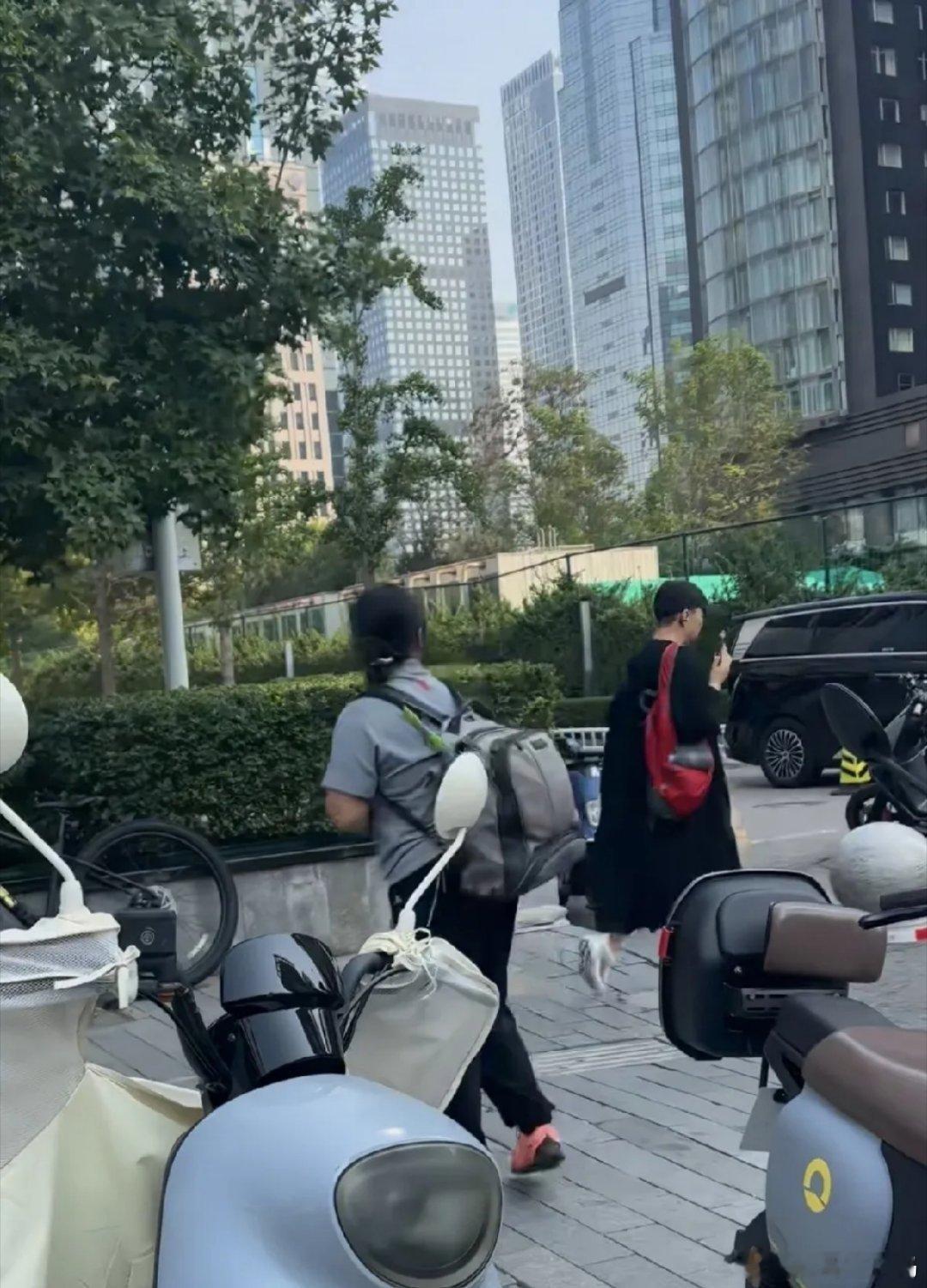 国庆假期有网友在北京街头偶遇66岁的宋丹丹，本人打扮十分新潮身材又高瘦让人都忍不住多看她两眼！当天宋
