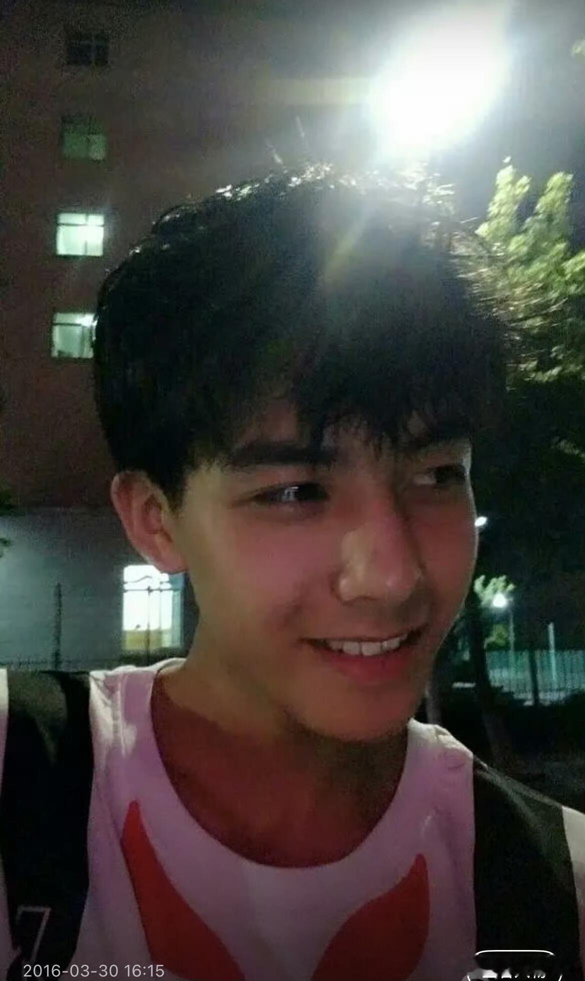 宋威龙从小到大没丑过小时候是普通的小男孩长大巨帅帅一大跳