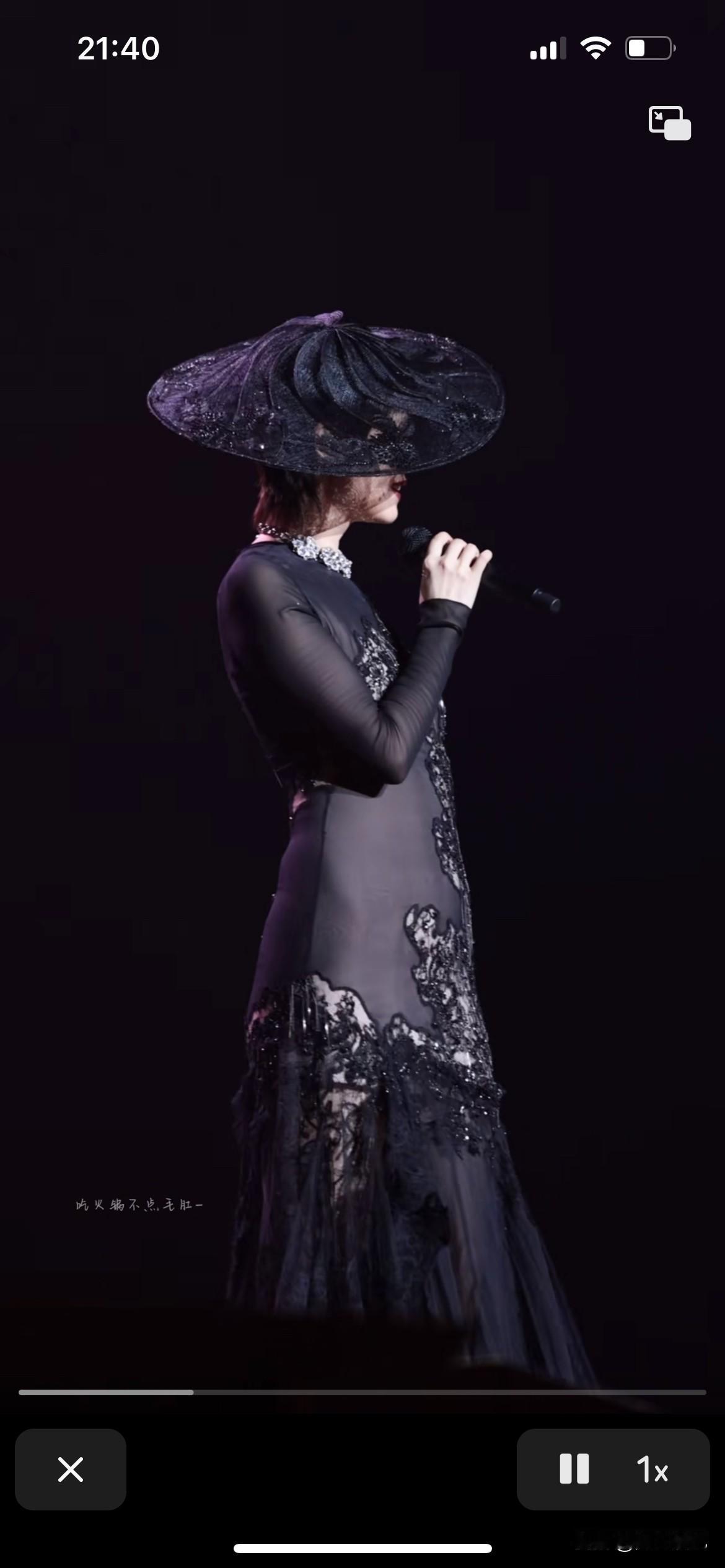 李宇春老师挑战一个新高度，要改变以往的中性，竟然穿这样的露背装，而且还是透明的，