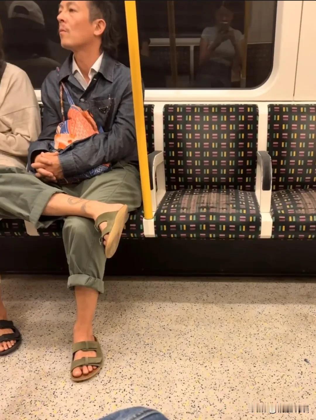 陈冠希和老婆秦舒培，在英国游玩坐地铁出行，他真的越来越不在乎形象了，穿搭好随意啊