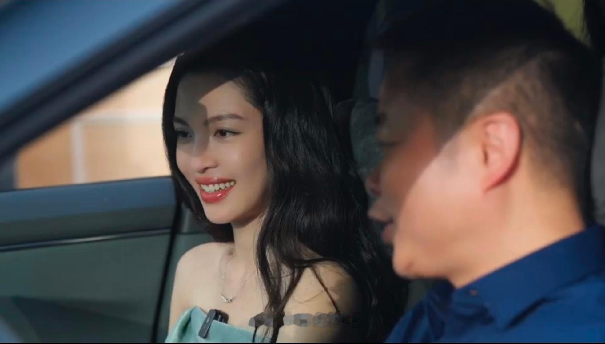 何小鹏看见钟楚曦，嘴角比AK都难压[捂脸哭]换我我也一样​​​