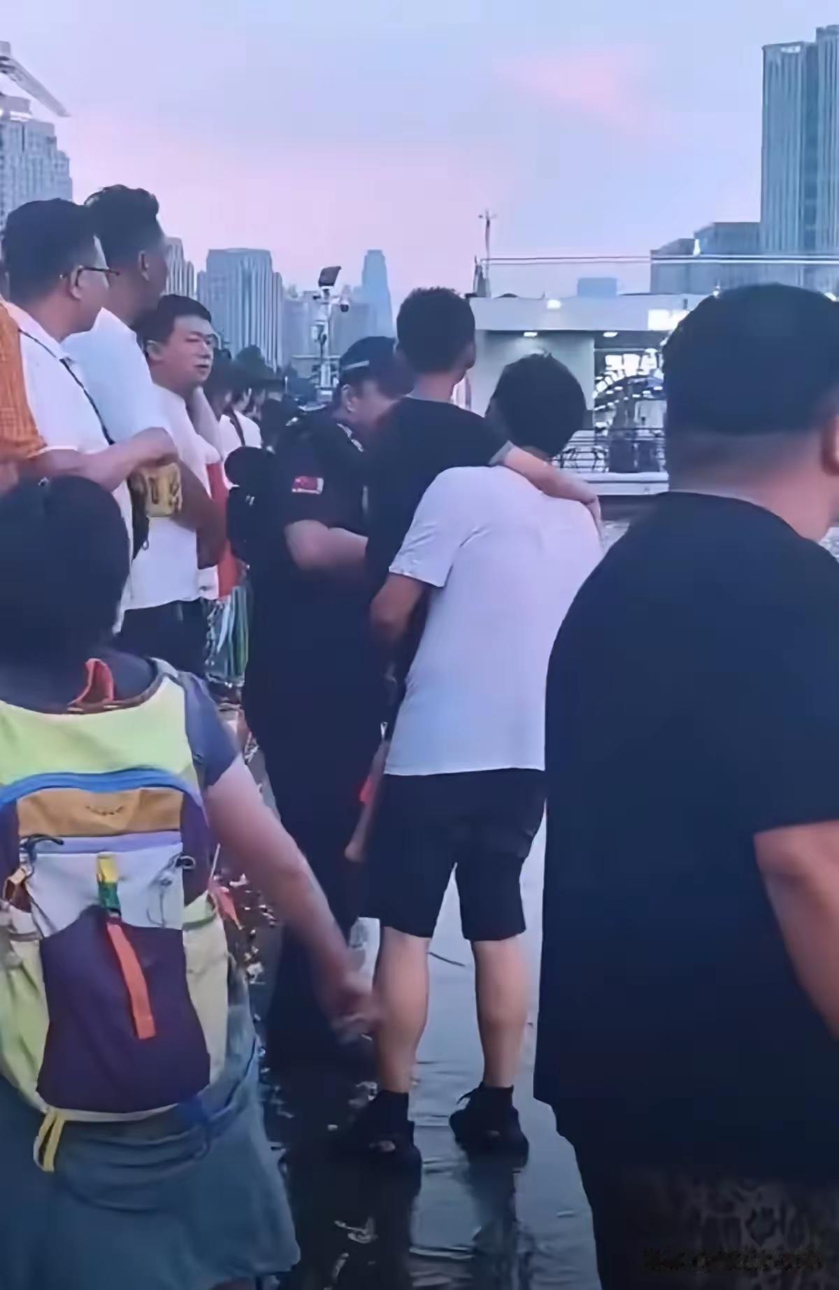 太崩溃了，出门在外一定要注意安全，安全第一安全第一。看到天津之眼旁海河发生的