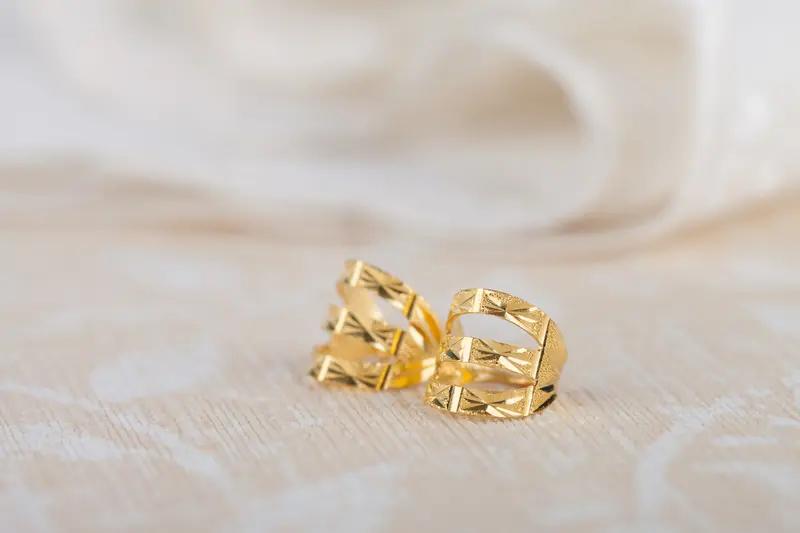 我发现一个问题，回农村过年的时候，家里的大婶大娘都是戴着金耳环，金戒指，金项链