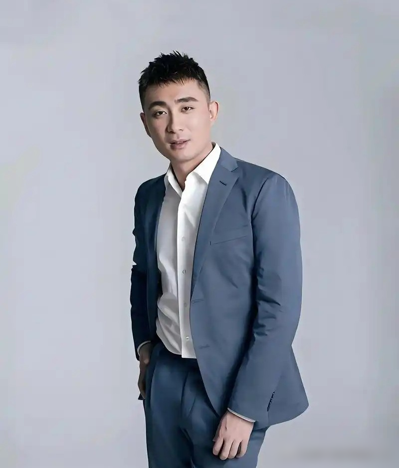 郭晓小这回是真急眼了，直接把相声圈那张遮羞布给撕了。他原话不绕弯，说网上那帮胡言乱语、拍桌瞪眼、蹭流