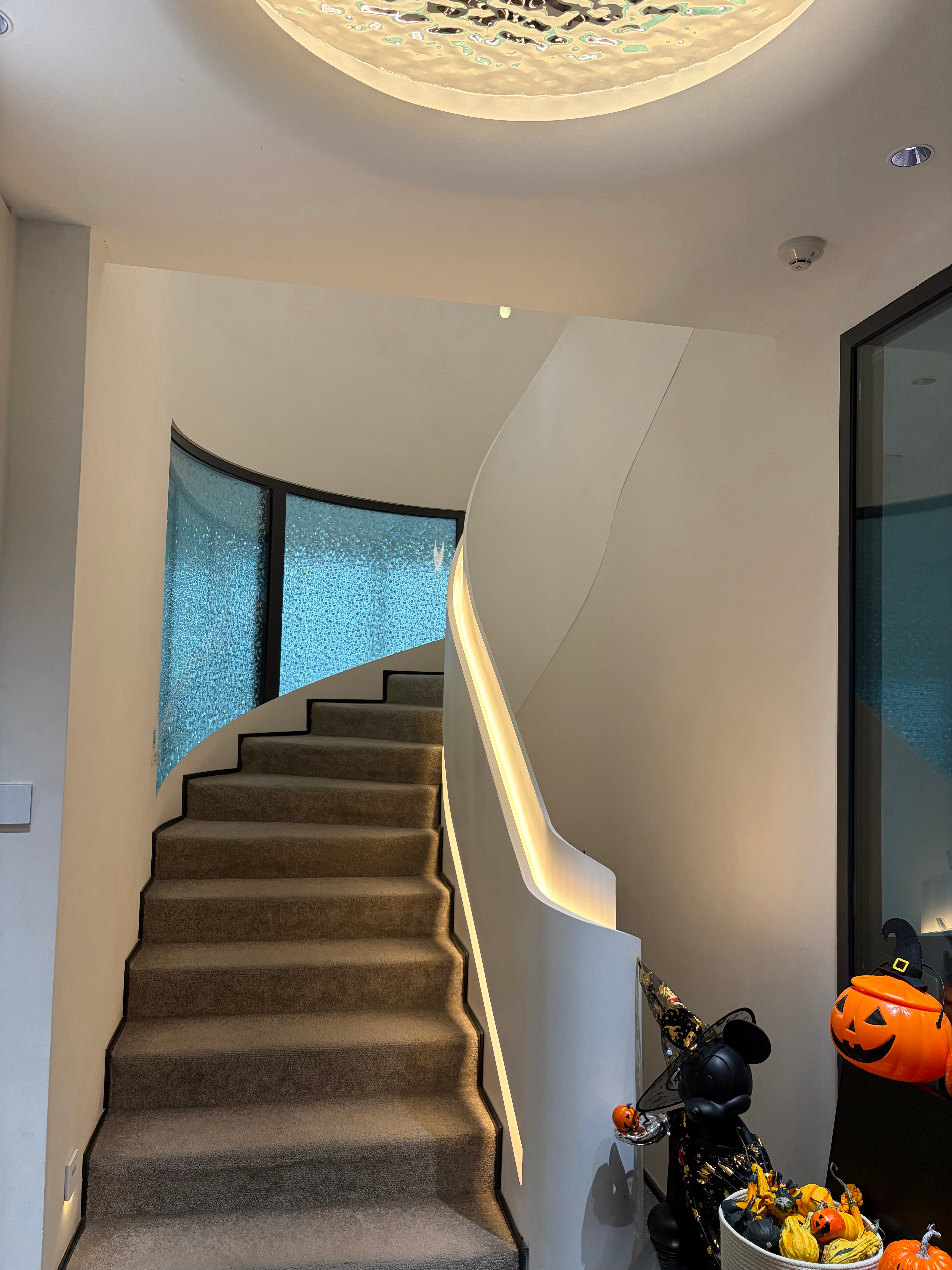 来深圳玩几天，今晚住在的天台一号，不愧是装修天才，谁能想到图6是房间的床呢？