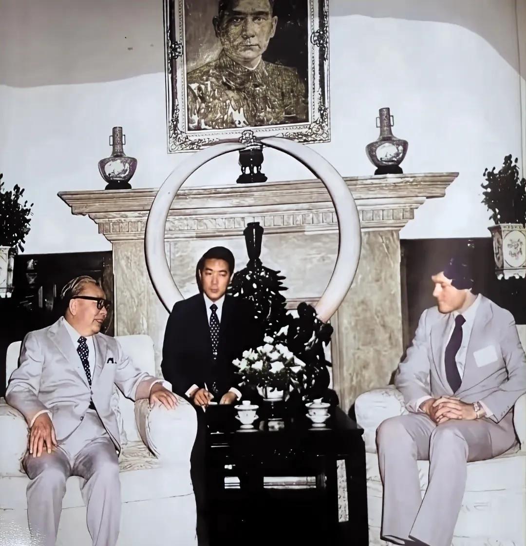 1984年，克林顿以美国阿肯色州州长身份出访台湾，受到蒋经国的热烈欢迎，当时蒋克