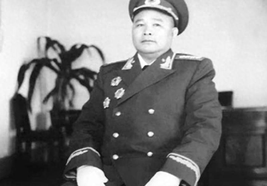 徐海东极力向毛主席举荐一位猛将，但为何当毛主席听到对方名字时却坚决表示不可重用？