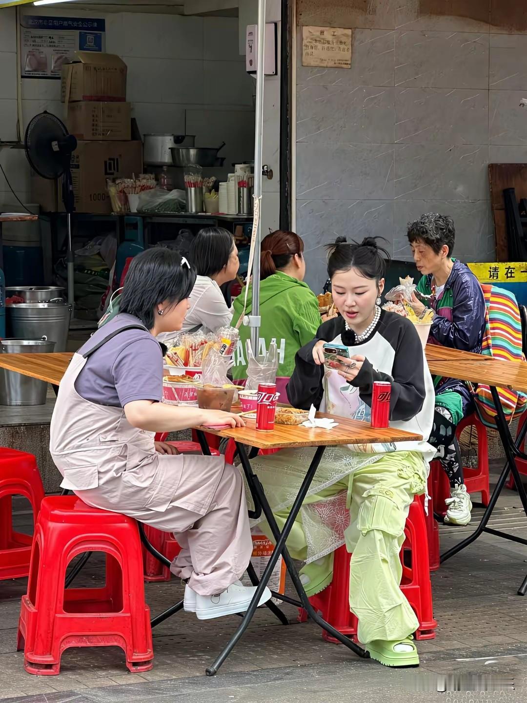 都说金靖变得超美了，但路人视角下的她除了妆容精致并没多美，只能说节目组化妆和服