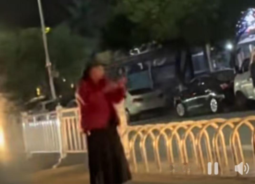 12月25日，圣诞节，本该是街头充满欢声笑语的日子，四川某地的路边却上演了一幕让